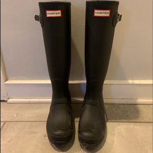 Black Hunter Boots size 8 practically new!  HUNTER Socks included!